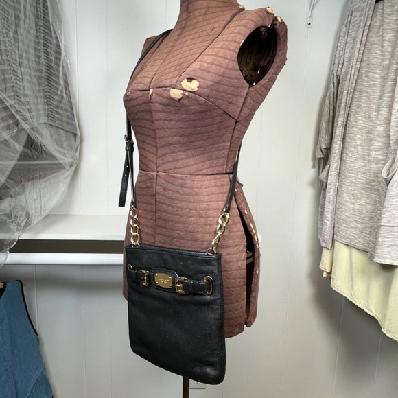 Michael Kors Black Pebbled Leather 'Hamilton' Crossbody Bag - Picture 3 of 15